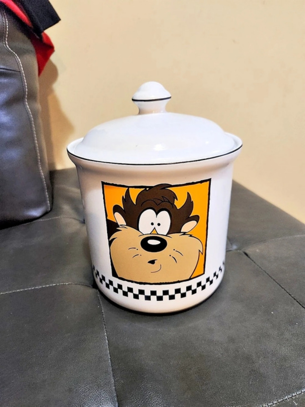 1993 Warner Bros. Looney Tunes Taz canister Ceramic White & Orange Small Chip